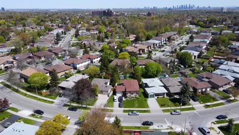 dron dando vueltas sobre las casas de mississauga en un día soleado
