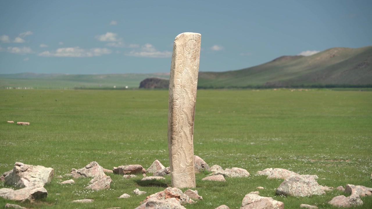 Muinainen kivisteela seisoo laajalla Mongolian arolla