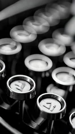 primer plano de una máquina de escribir antigua