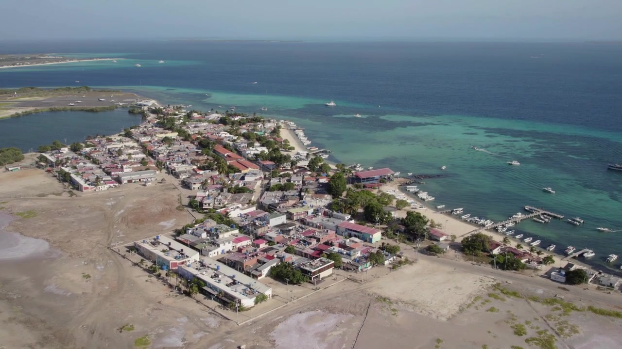 Vista aerea di un villaggio costiero sull'Arcipelago Los Roques, Caraibi.