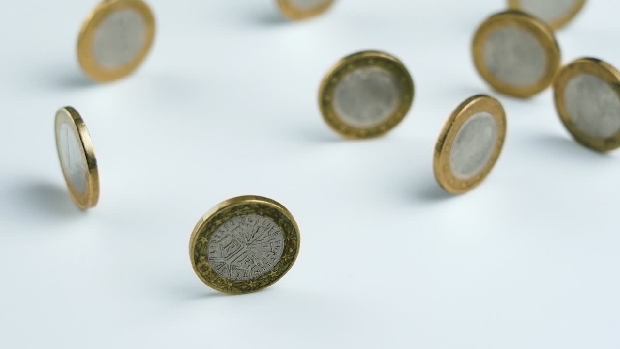 movimiento alrededor de la colección de nuevas monedas de euro brillantes en blanco