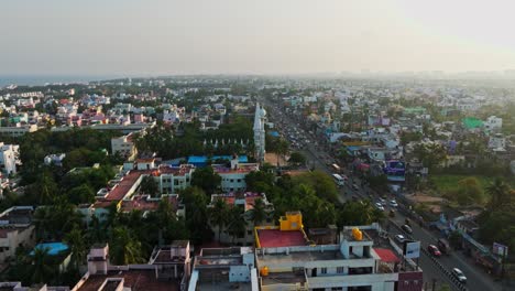 parallax drone toma de la ciudad de chennai con carreteras concurridas durante la tarde en la india