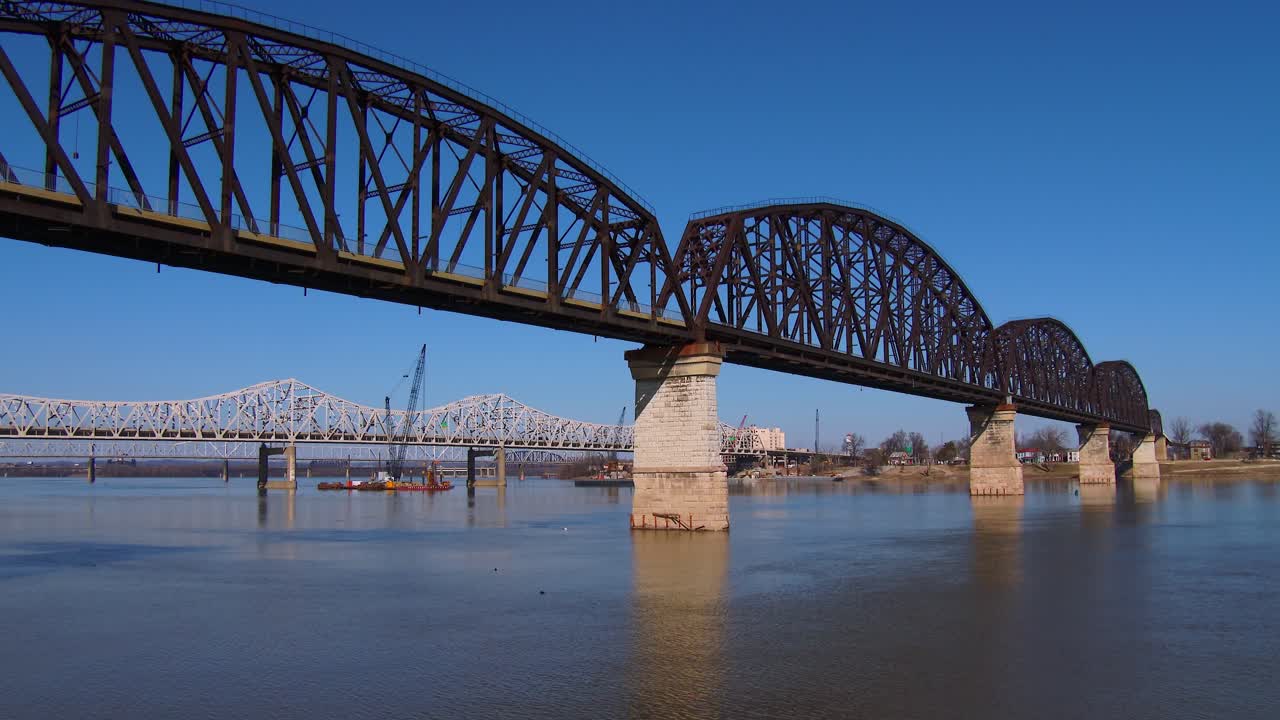 켄터키주 루이빌 근처의 오하이오 강을 가로지르는 다리
