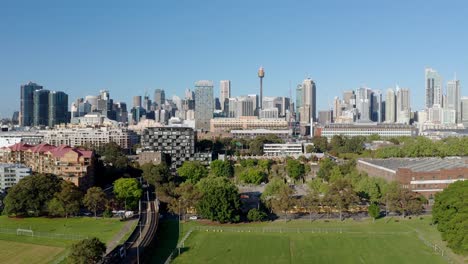 Vista-Aérea-En-El-Horizonte-Del-Distrito-Central-De-Negocios-Con-La-Torre-De-Sydney-En-Australia---Disparo-De-Drones