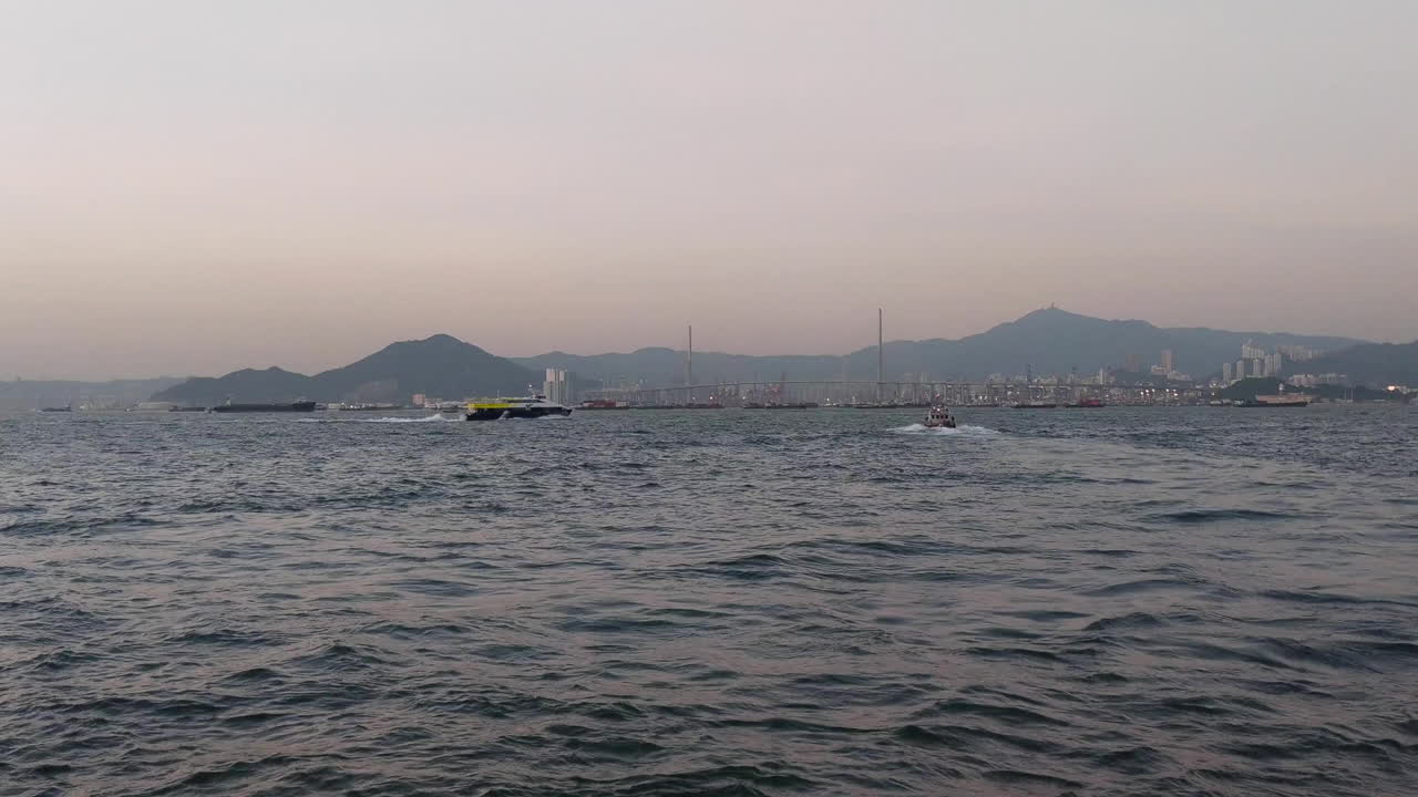 홍콩의 홍콩 섬 근처 스톤커터 다리를 향해 항해하는 보트