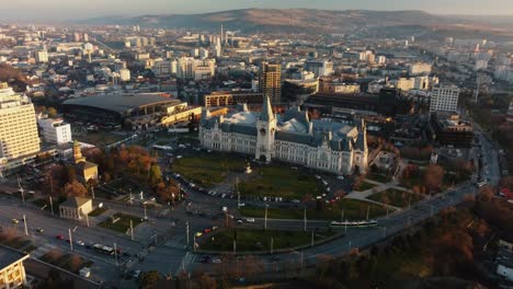 toma de órbita aérea cinematográfica del palacio de la cultura en