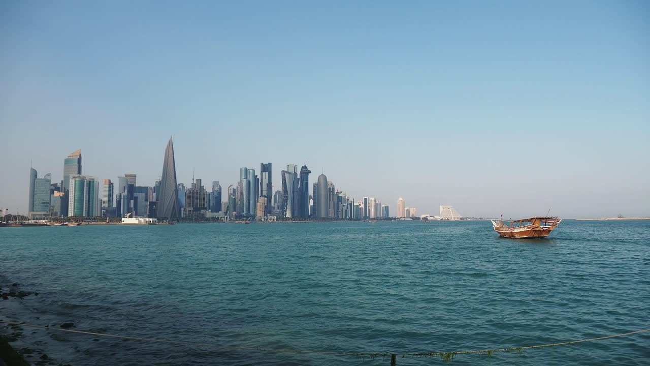 Bysilhuetten i Bahrain med dhow