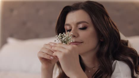 hermosa mujer con flores en el pelo
