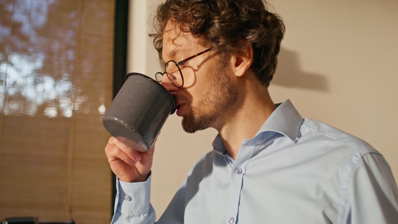 hombre tomando café