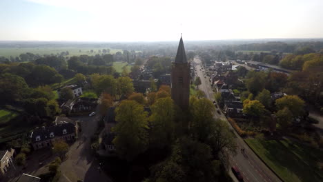 Kirche-In-Ländlicher-Gegend-Neben-Der-Straße---Drohne-Bewegt-Sich-Auf-Sie-Zu