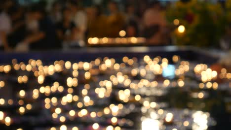 velas de loto flotando en el agua en el templo