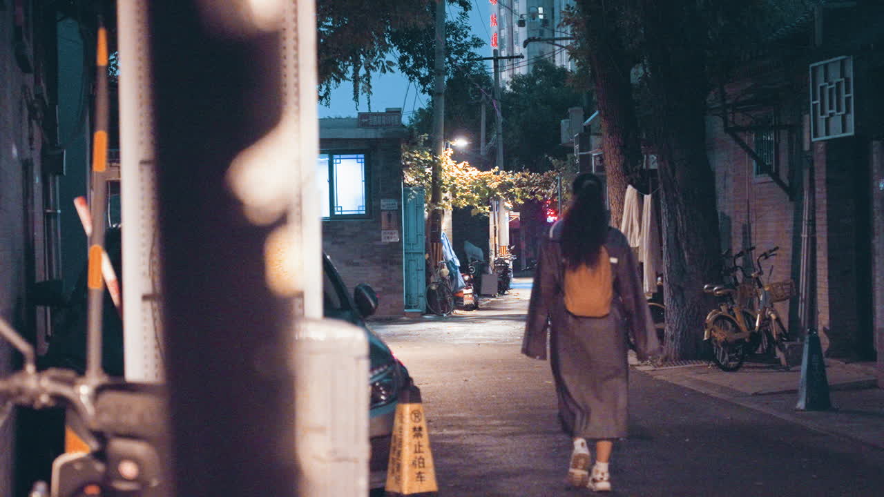 학생이 조용히 골목길을 걷는다. 그림자 진 좁은 통로를 따라 저녁 퇴근길이다. 멀리서 비추는 꼬마전구 불빛과 반사되는 표면으로 밝혀진 한적한 골목을 학생이 여유롭게 지나간다.