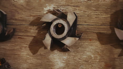 trozos de madera en una tabla de madera