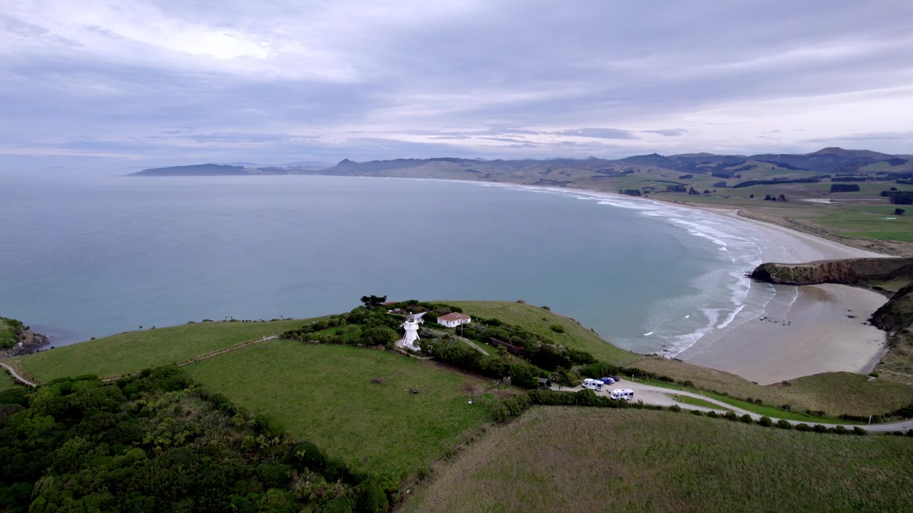 Splendida ripresa con drone del Faro di Katiki con la spiaggia sullo sfondo, in Nuova Zelanda.