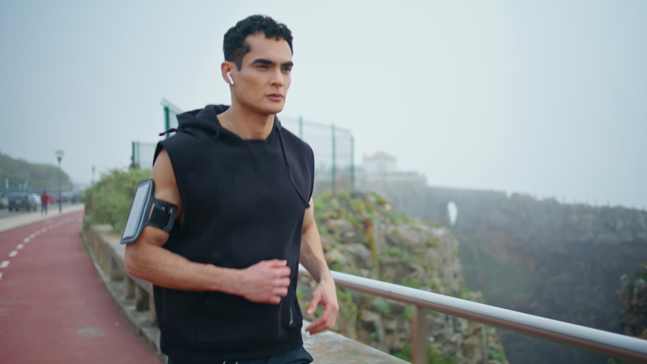 atleta confiado corriendo pista de la mañana. hombre motivado serio entrenamiento en el parque