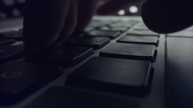 mann schreibt text auf dem laptop.person drückt mit den fingern auf tasten auf der tastatur