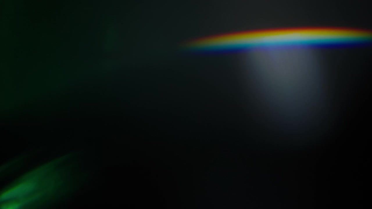 Effetti di luce astratti creati dal riflesso di un prisma di vetro con colori verdi