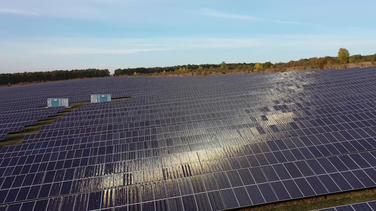 vista aérea de los paneles solares fotovoltaicos. concepto de energía limpia, energía verde, energía renovable. concepto de energia alternativa.