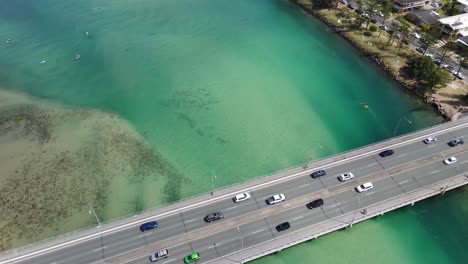 Coches-Que-Viajan-En-El-Puente-Tallebudgera-Creek-Sobre-El-Agua-Azul-Turquesa---Gold-Coast,-Queensland,-Australia