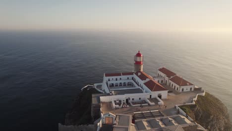 Antenne-Nähert-Sich-Cabo-De-São-Vicente-Leuchtturm-Und-Kloster,-Sagres,-Algarve