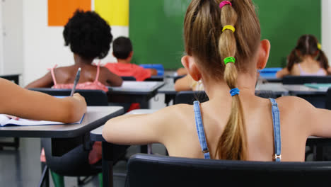 Niños-De-La-Escuela-Haciendo-La-Tarea-En-El-Aula