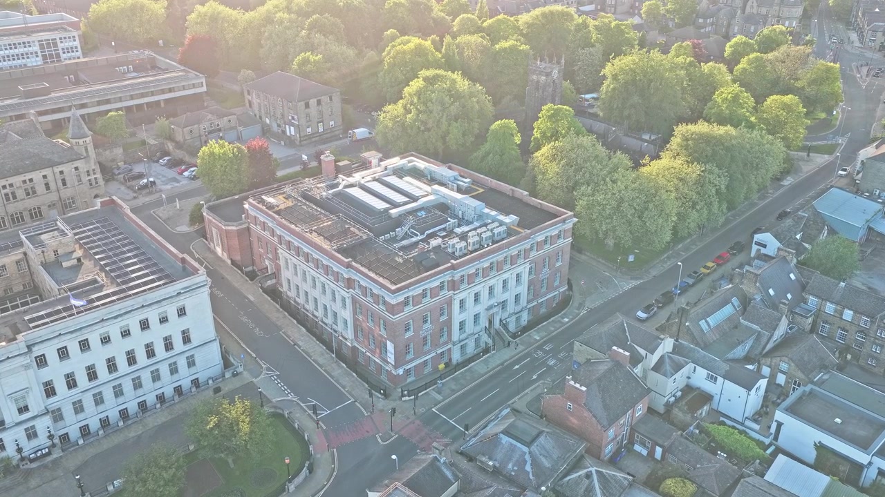 Barnsley Bürgerquartier neben dem Rathaus von Barnsley in South Yorkshire, England, zeigt historische Stadtgebäude, das Stadtbild der Church Street und eine Stadtlandschaft bei Sonnenuntergang, Drohnenüberflugaufnahme nach vorne.