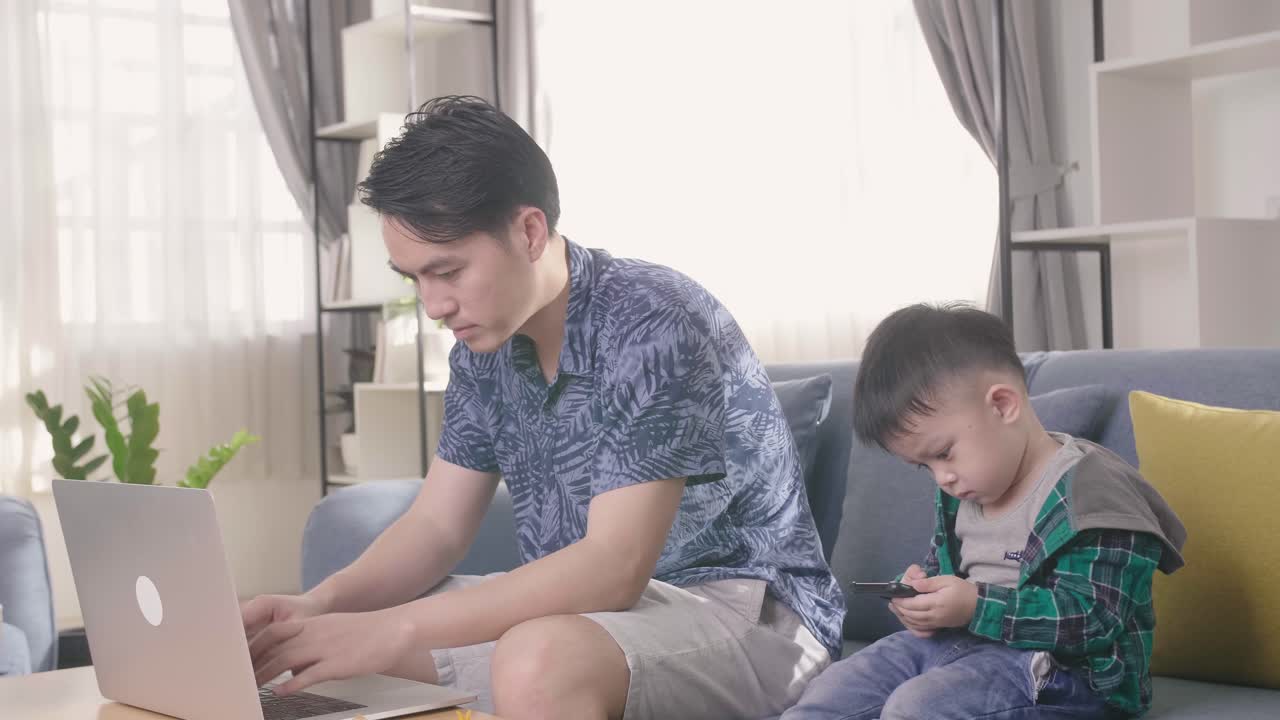 자녀와 함께 집에서 일하는 아버지