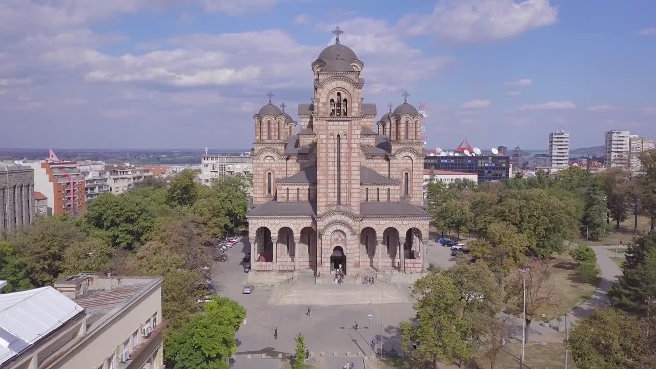 descendiendo una toma aérea de 4k que revela la iglesia de san marcos en el parque tasmajdan, belgrado