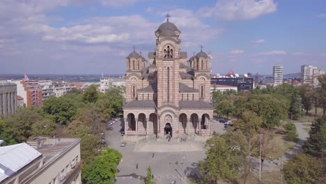 Toma-Aérea-Descendente-De-4k-Que-Revela-La-Iglesia-De-San-Marcos-En-El-Parque-Tasmajdan,-Belgrado