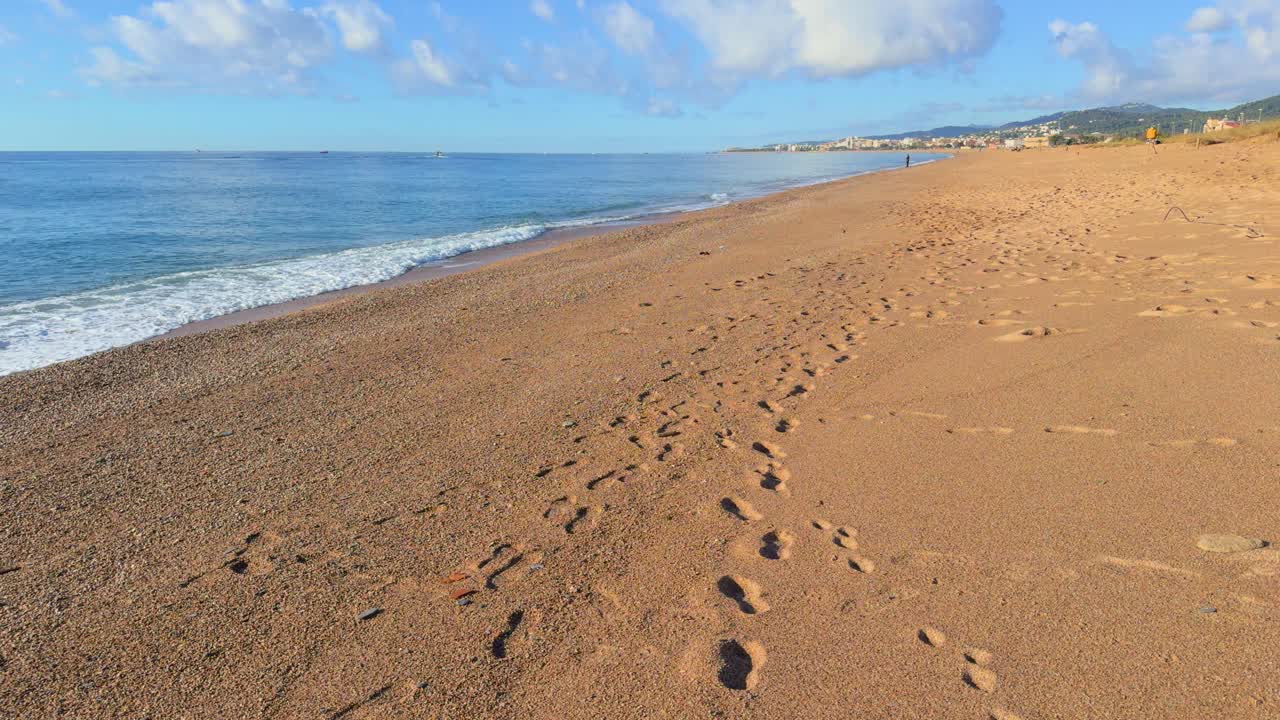 camminare sulla spiaggia con le impronte nella sabbia, senza persone