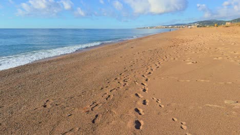 Mit-Fußspuren-Im-Sand-Am-Strand-Spazieren-Gehen,-Ohne-Menschen