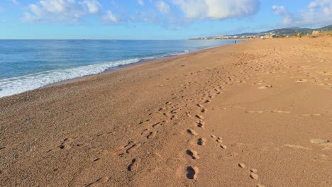 caminando por la playa con huellas en la arena, sin personas