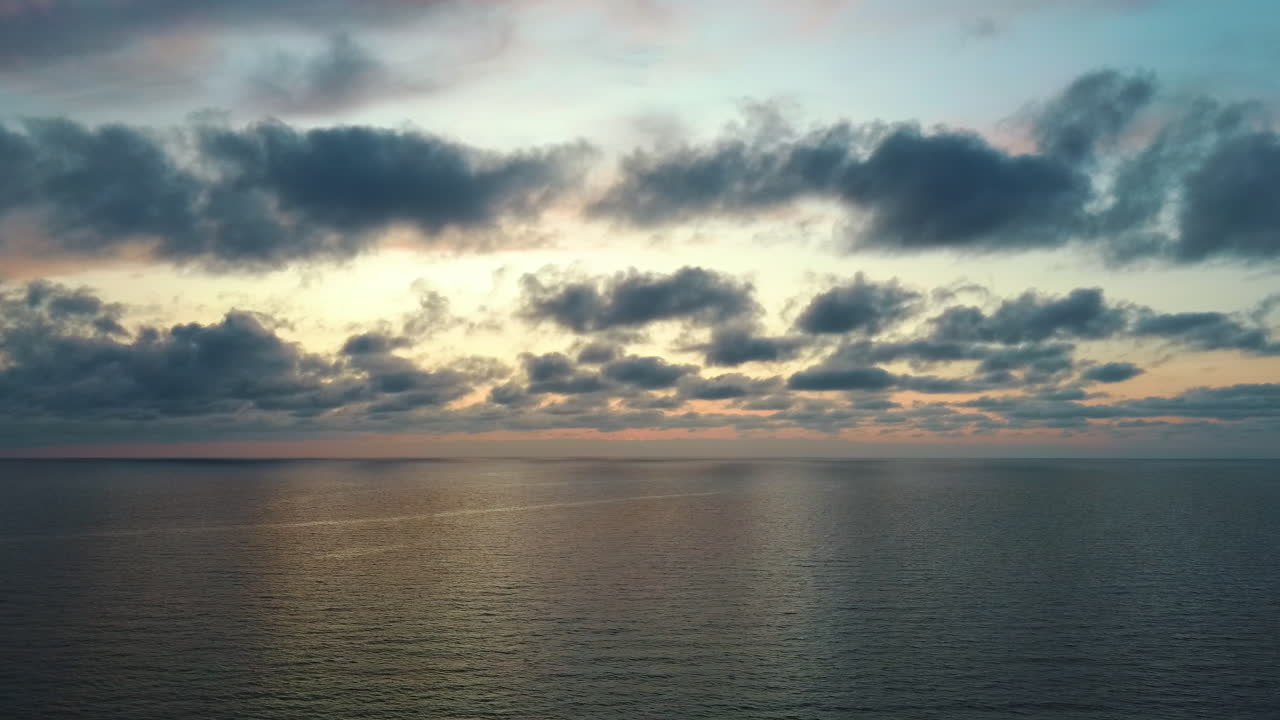 해가 진 후 바로 바다 위로 날아가는 드론