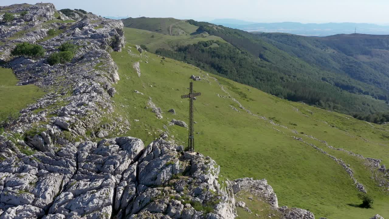 Vista aerea con drone di una grande croce di ferro sulla cima di una montagna nei Paesi Baschi