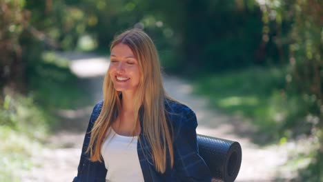 Hermosa-Joven-Rubia-Pasea-Sonriendo-En-La-Naturaleza