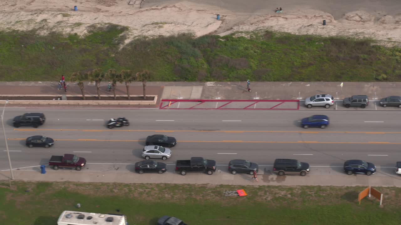 vista de aviones no tripulados de 4k de coches que conducen en el bulevar seawall en galveston, texas