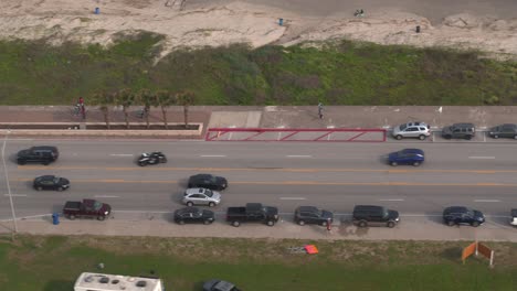 Vista-De-Dron-4k-De-Autos-Conduciendo-En-El-Seawall-Blvd-En-Galveston-Texas