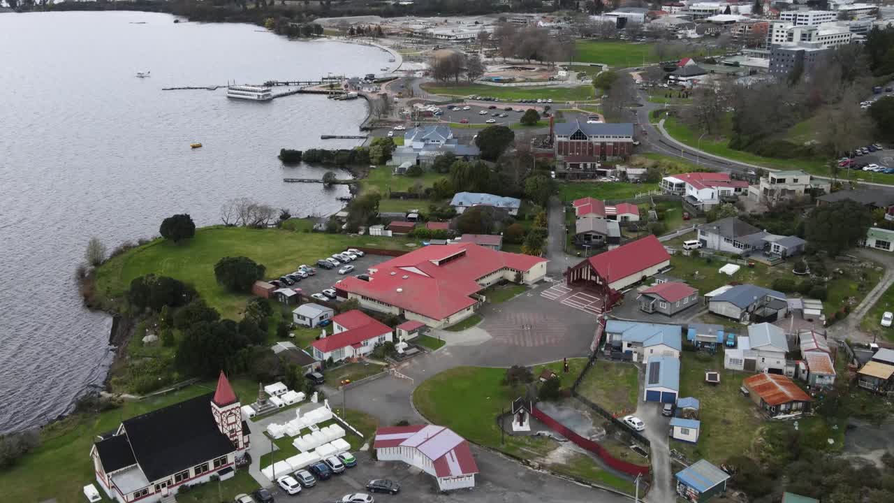 Yeni Zelanda, Rotorua'da bulunan kültürel miras Maori köyü Ohinemutu'nun drone ile havadan çekimi.