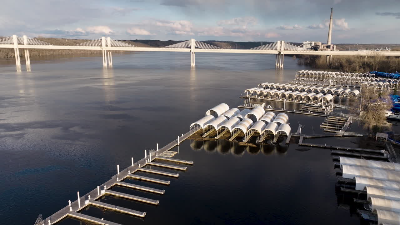 미네소타 주 스 ⁇ 워터 근처의 요트 클럽 마리나와 36번 고속도로