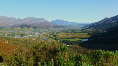 Pintoresco-Valle-De-Franschhoek-Ubicado-Entre-Imponentes-Montañas,-ángulo-Alto