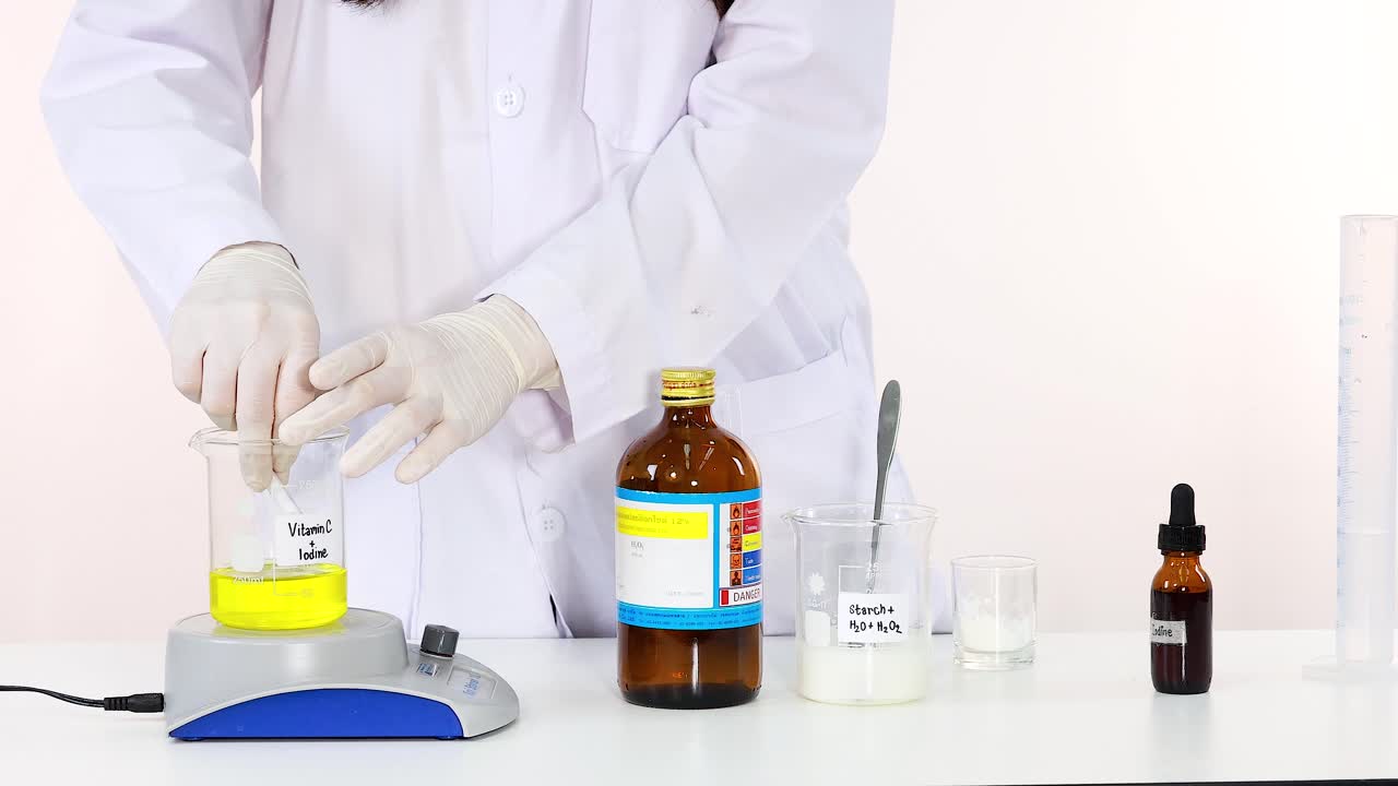 científico demuestra el experimento de reacción química del reloj de yodo en un entorno de laboratorio