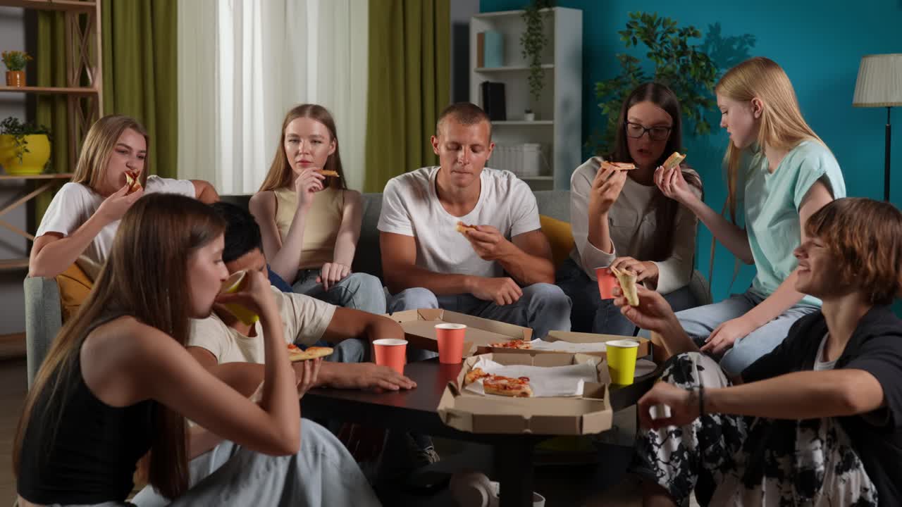 amigos comiendo pizza