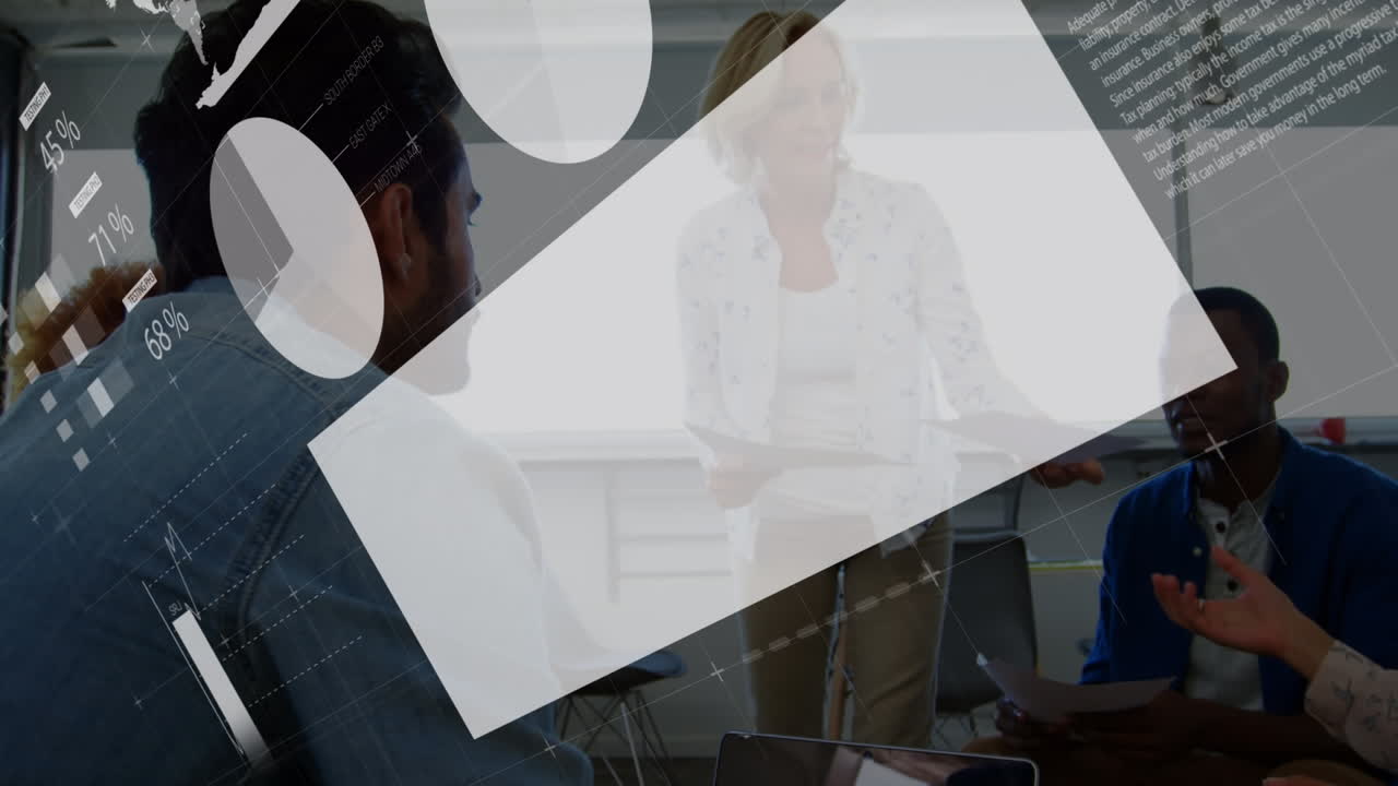 사무실 회의에서 다양한 동료들이 아이디어를 공유하는 인포그래픽 인터페이스의 애니메이션