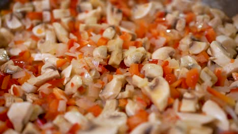 cerrar detalle de una mezcla vegetariana de dados de pimientos, cebollas y champiñones perfectamente salteados