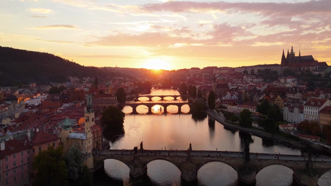 Veduta aerea del Ponte Carlo a Praga al tramonto