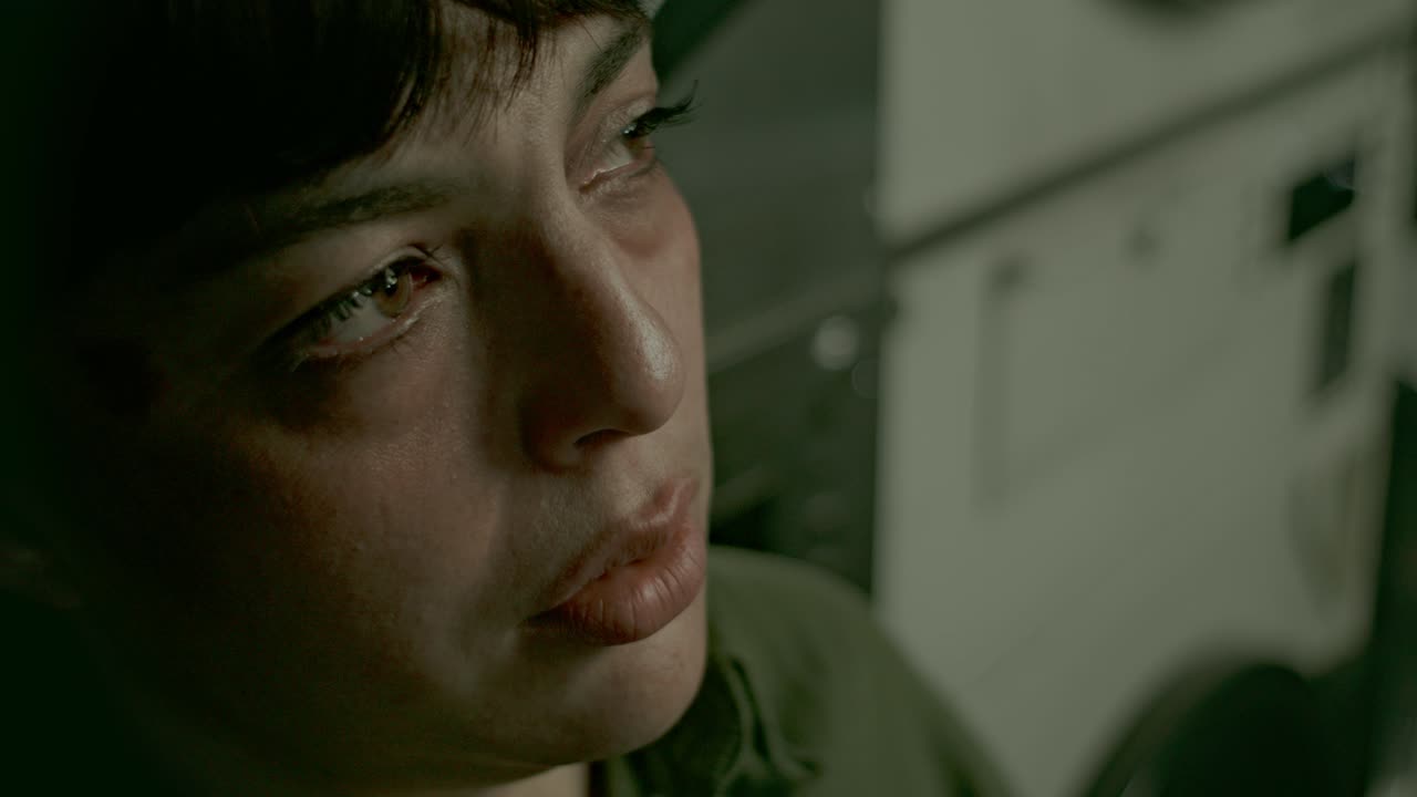 분위기있는 세탁실 설정에서 사려 깊은 라틴계 여성, 영화적인 슬픈 순간, 울음, 우울증, 클로즈업