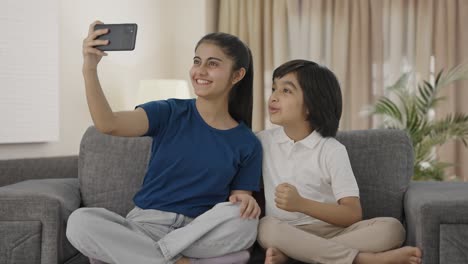 hermano indio feliz haciendo un video para las redes sociales