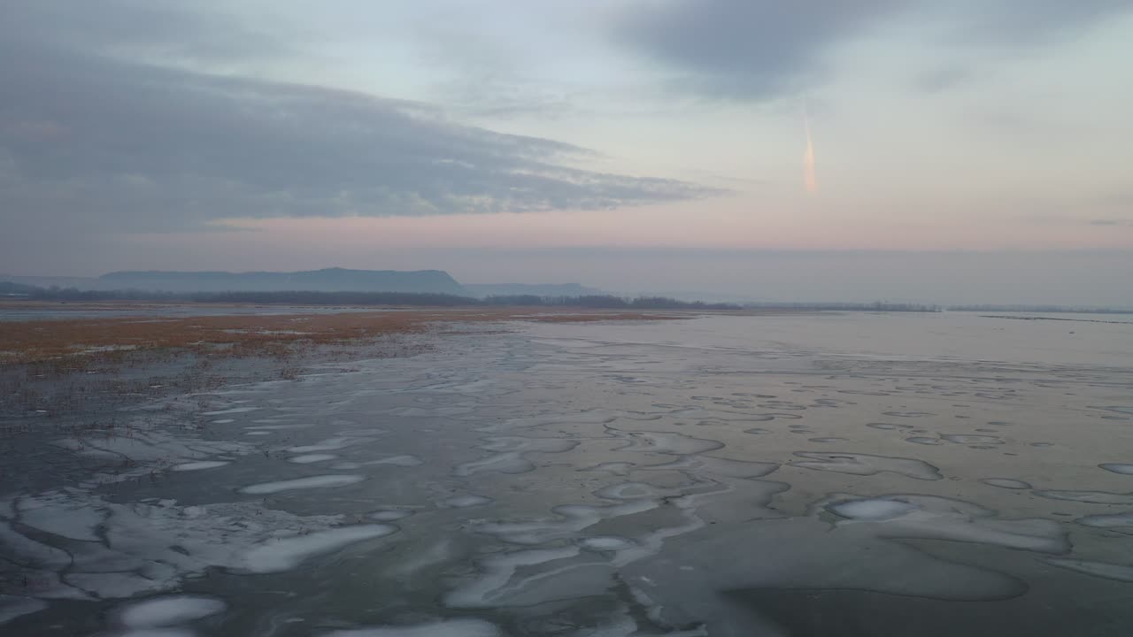 замороженное озеро на рассвете или в сумерках