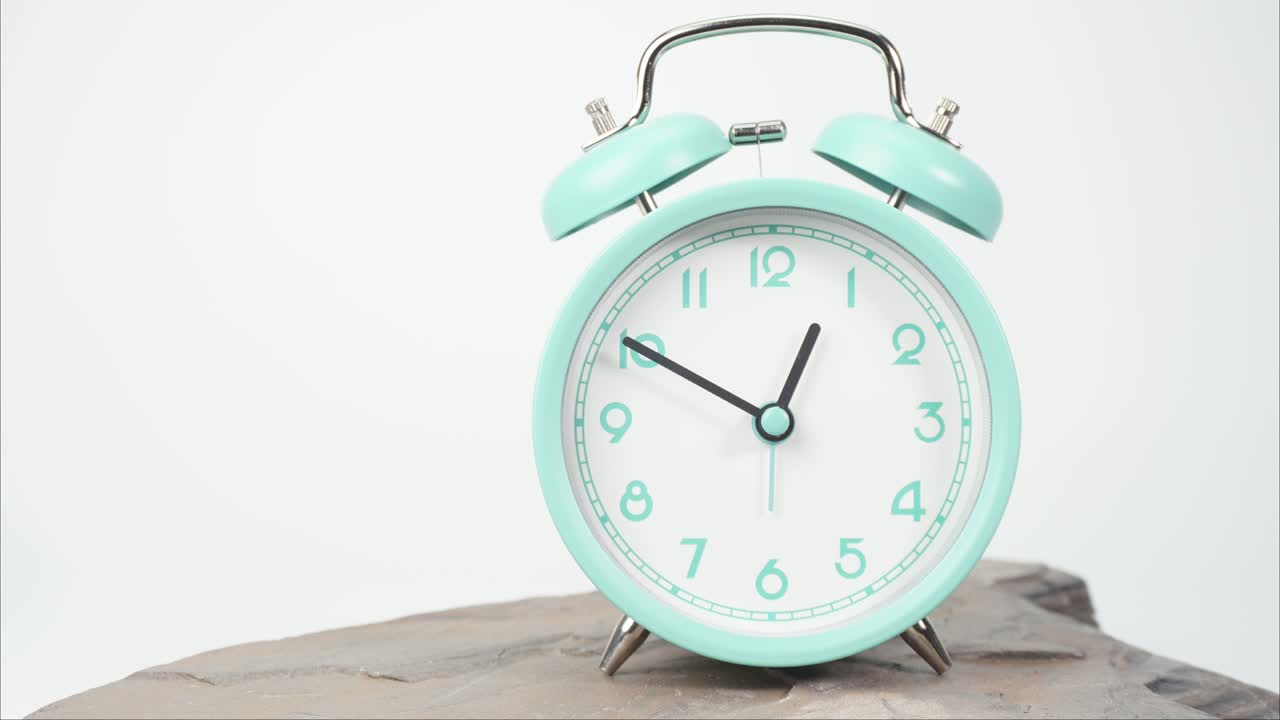타임 라프, 파란 알람 시계가 시간을 알려줍니다.