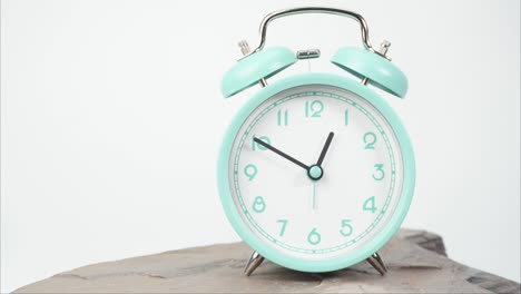 el reloj de alarma azul muestra la hora.
